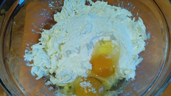 сырники с клубникой и клубничным сиропом