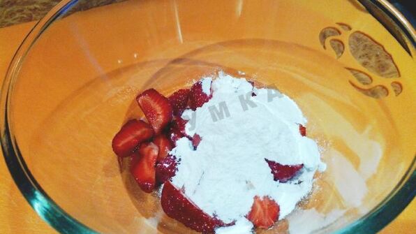 сырники с клубникой и клубничным сиропом