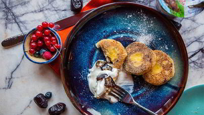 Сырники с кукурузной мукой, орехами и финиками