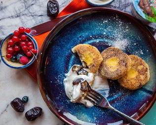 Сырники с кукурузной мукой, орехами и финиками