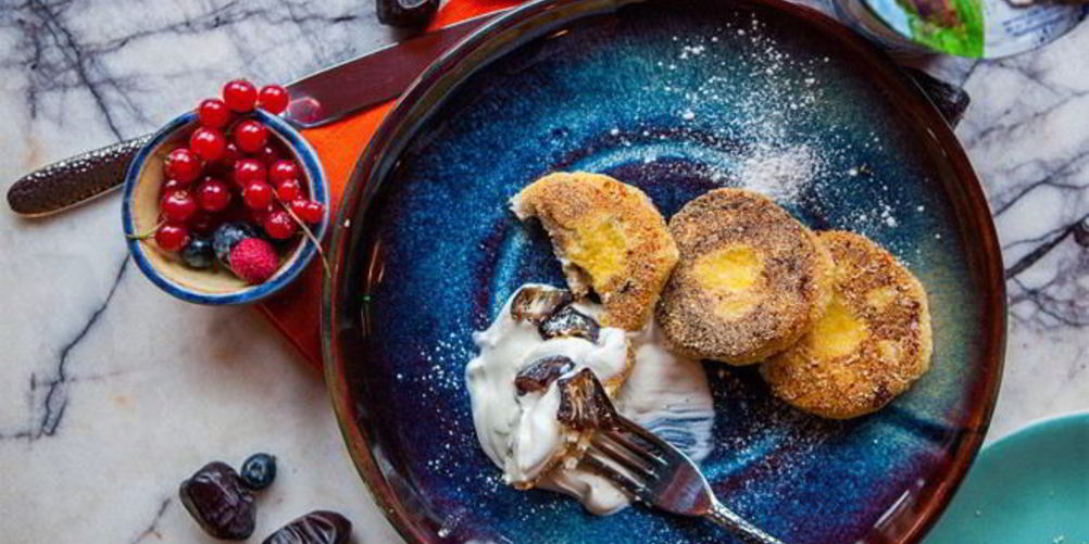 Рецепт сырники с кукурузной мукой, орехами и финиками