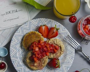 Сырники в духовке с клубничным соусом