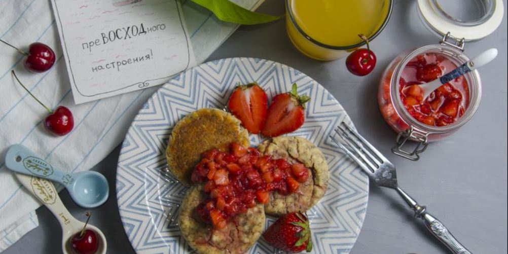 Рецепт сырники в духовке с клубничным соусом