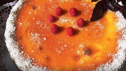 Творожник с ягодной прослойкой и соленой карамелью