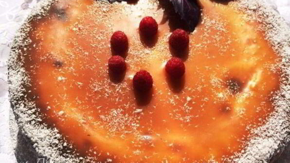 творожник с ягодной прослойкой и соленой карамелью