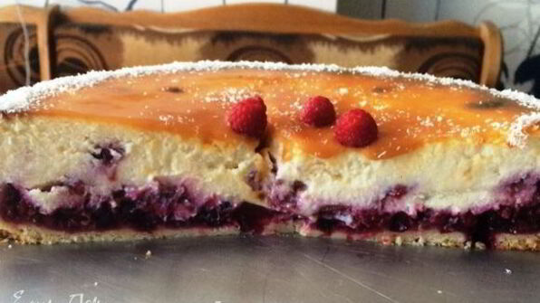 творожник с ягодной прослойкой и соленой карамелью