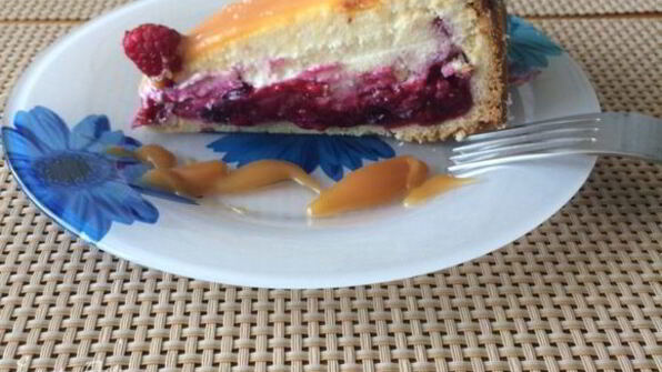 творожник с ягодной прослойкой и соленой карамелью