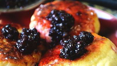 Ванильные сырники с ежевичным соусом