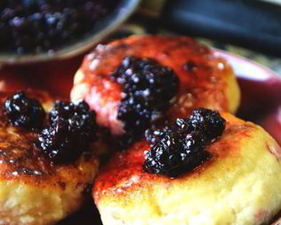 Ванильные сырники с ежевичным соусом