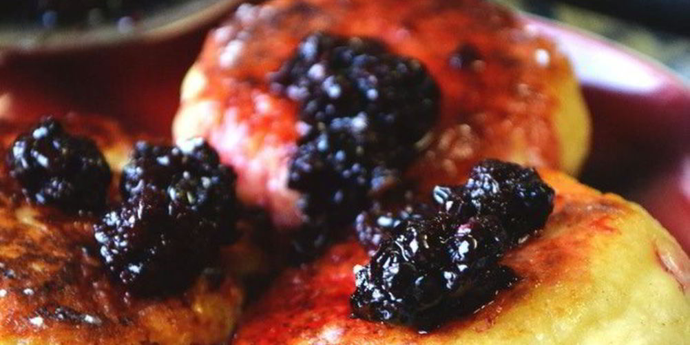 Рецепт ванильные сырники с ежевичным соусом