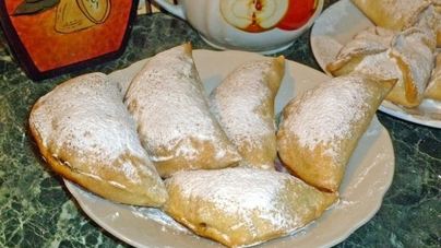 Слоеное дрожжевое тесто с яблоками