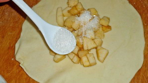 слоеное дрожжевое тесто с яблоками