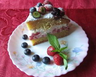 Бисквит с клубникой и сливками