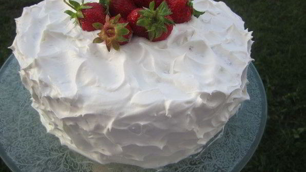 два торта клубника под облаками и клубника в сметане