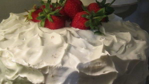 два торта клубника под облаками и клубника в сметане