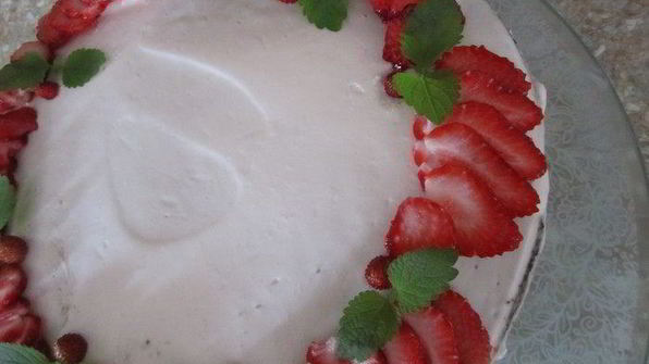 два торта клубника под облаками и клубника в сметане