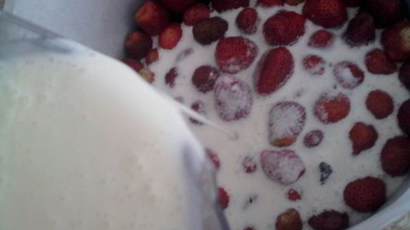 два торта клубника под облаками и клубника в сметане