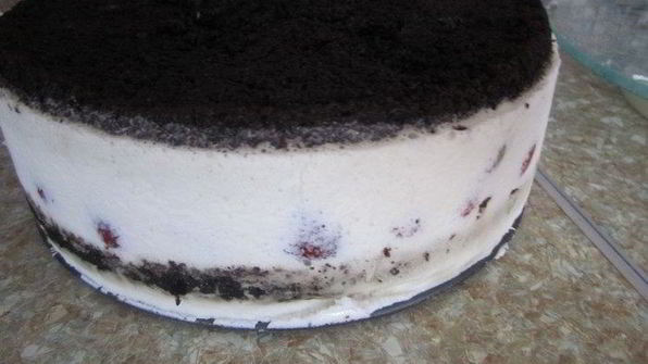 два торта клубника под облаками и клубника в сметане