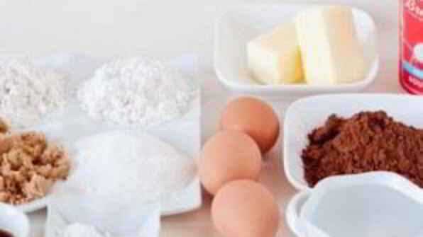 клубничный торт с шоколадным кремом и глазурью