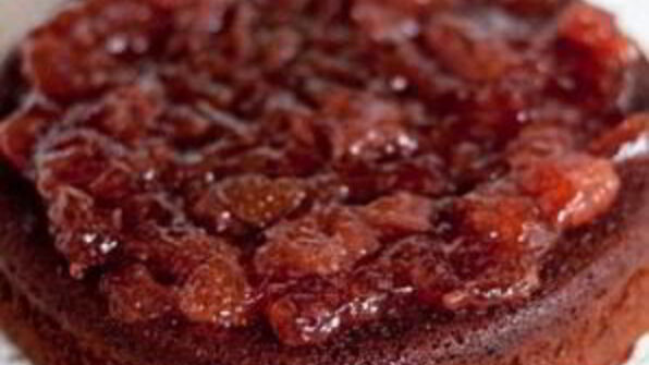 клубничный торт с шоколадным кремом и глазурью