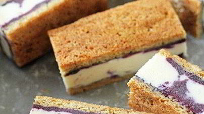 Мини-бисквиты со сливочно-черничным мороженым