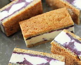 Мини-бисквиты со сливочно-черничным мороженым