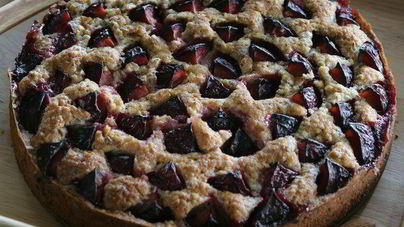 Ореховый торт со сливами