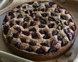 Ореховый торт со сливами