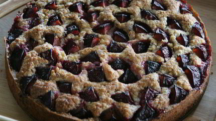 Ореховый торт со сливами