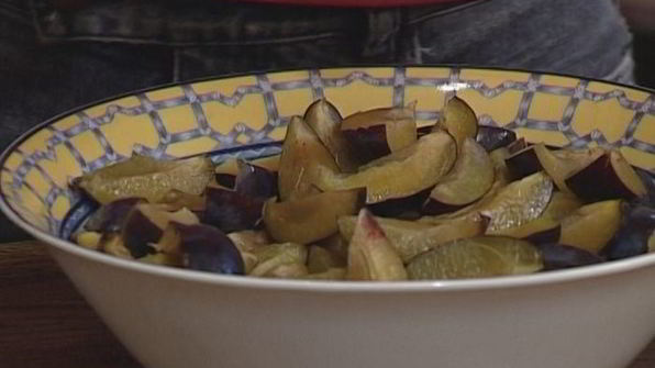 ореховый торт со сливами