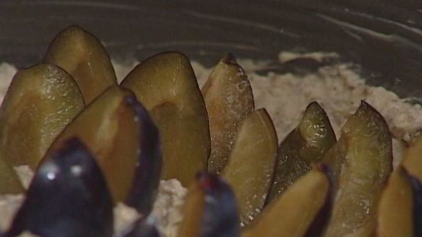 ореховый торт со сливами