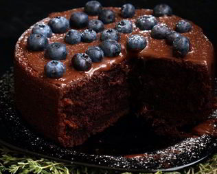 Шоколадный торт с голубикой