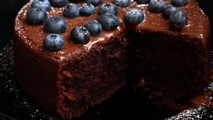 Шоколадный торт с голубикой