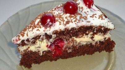 Шоколадный торт с вишней и сливками