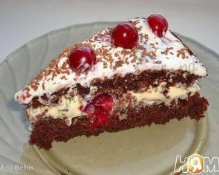 Шоколадный торт с вишней и сливками