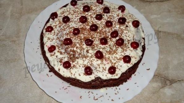 шоколадный торт с вишней и сливками