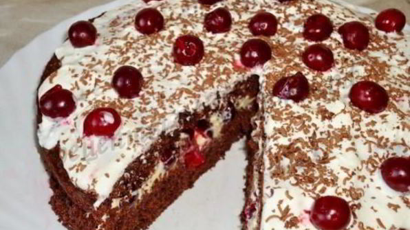 шоколадный торт с вишней и сливками