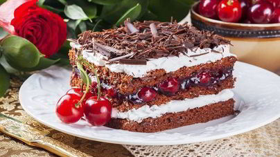 Шоколадный торт с вишней
