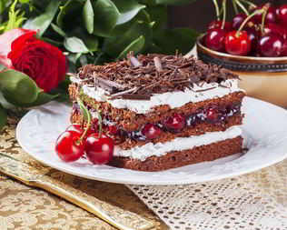 Шоколадный торт с вишней