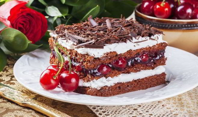 Шоколадный торт с вишней