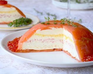 Слоеный закусочный торт с рыбой