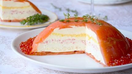 Слоеный закусочный торт с рыбой