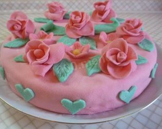 Торт бисквитный с мастикой Розовая мечта