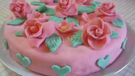 Торт бисквитный с мастикой Розовая мечта