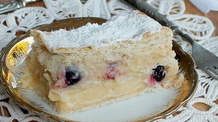 Торт из слоеного теста с вишней