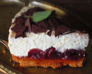Торт с черешней и творожным муссом