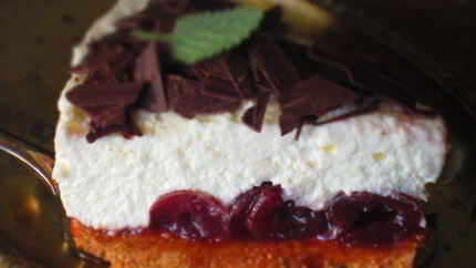 Торт с черешней и творожным муссом