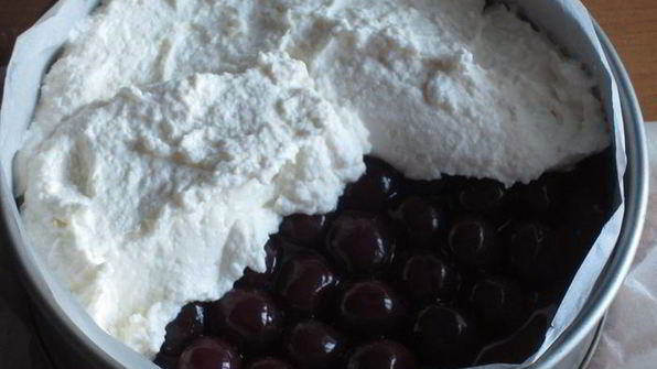 торт с черешней и творожным муссом