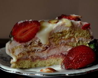 Торт с клубничным муссом и белым шоколадом