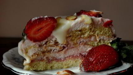 Торт с клубничным муссом и белым шоколадом